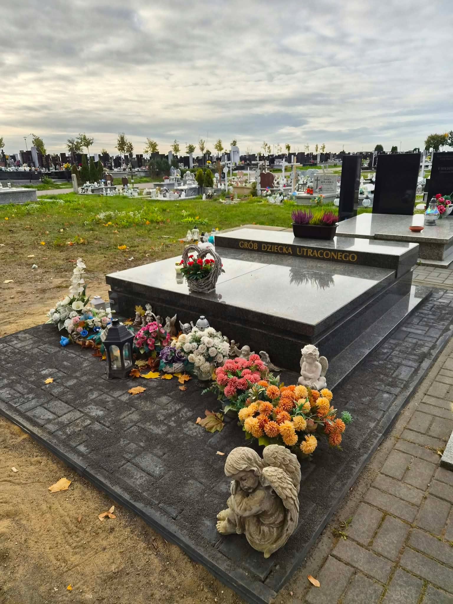Aktualności: Granitowa płyta Grobu Dziecka Utraconego jest już gotowa